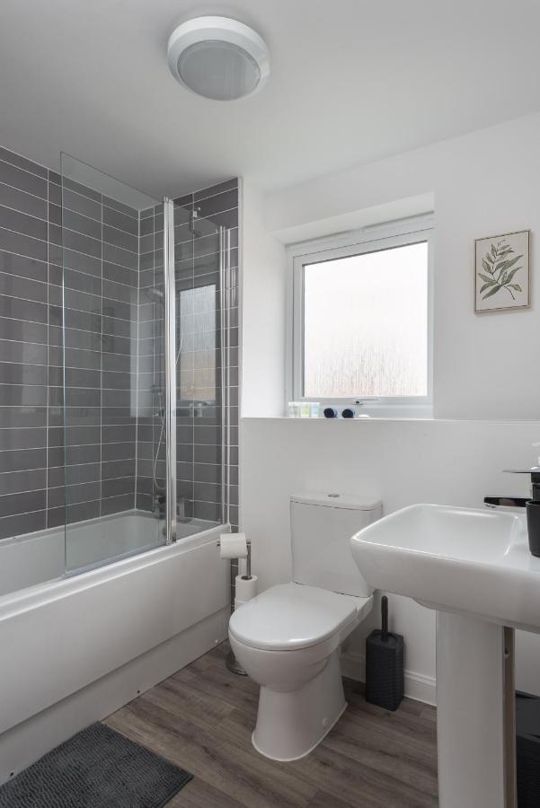 Two Bedroom Apartment - Milton Keynes By Aryas Properties Broughton  エクステリア 写真